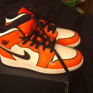 Orange, black and white Air Jordan 1 Mid SE (GS)